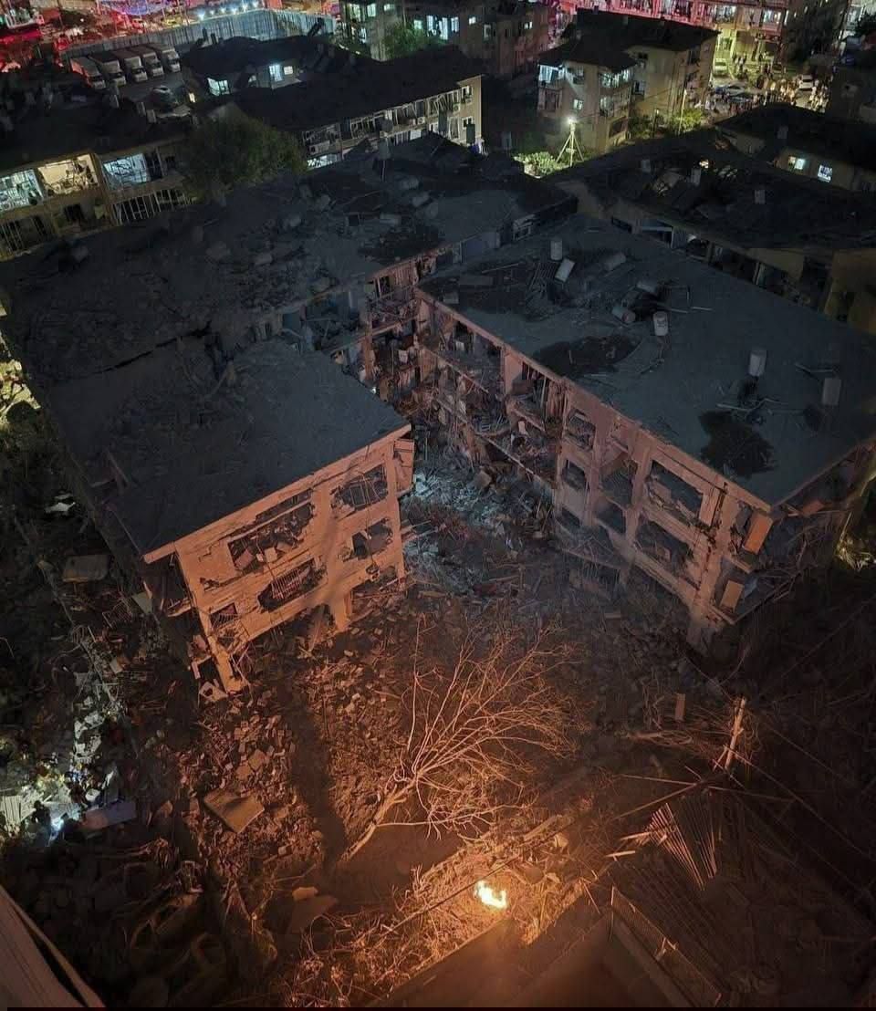 أكثر من 120 مصاباً وعالقون تحت الأنقاض في عراد جنوبي إسرائيل