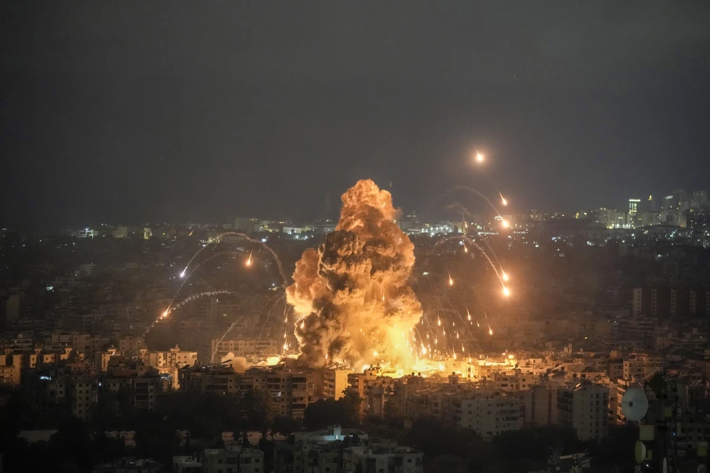 بين الدولة والدويلة: حتى متى سيدفع لبنان ثمن مغامرات حزب الله؟